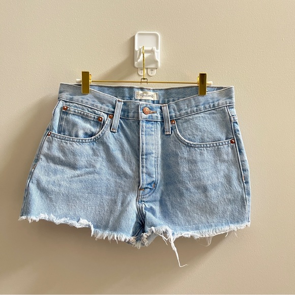 Madewell Relaxed Denim Blue Jean Shorts in Dunwoody Light Wash - Picture 2 of 8